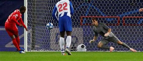 Iker Casillas defende penalti na 100ª vitória na Champions e é o