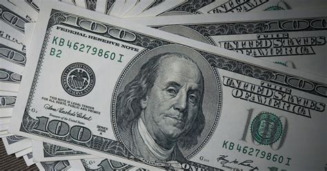 Precio del dólar hoy viernes el peso arranca la sesión al alza