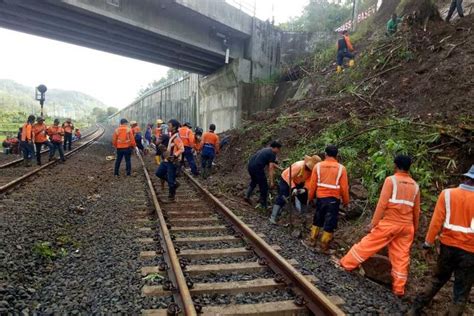 Jalur Rel Tertimbun Longsor Di Banyumas Sudah Dibersihkan JATENGPOS CO ID