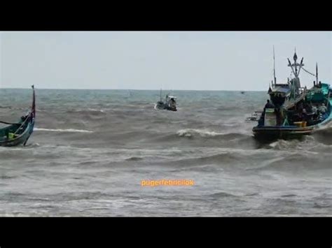 Ombak Angin Barat Monsoon Kapal Dan Speedboat Terhantami Saat Melaut