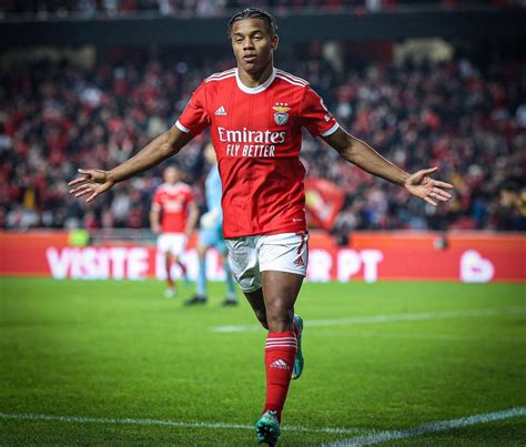 gols de David Neres e Gilberto Benfica vence mais uma na Taça da