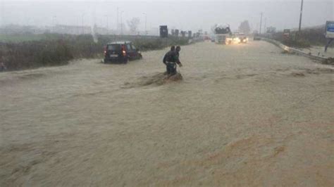 Maltempo In Calabria Alluvione A Crotone Centinaia Di Evacuati