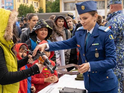 FOTO 400 de elevi din Mediaș la Ziua Armatei României în Școli