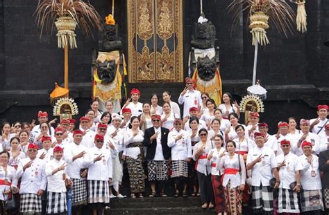 Diguyur Hujan Lebat Bupati Sanjaya Pimpin Sembahyang Sradha Bhakti