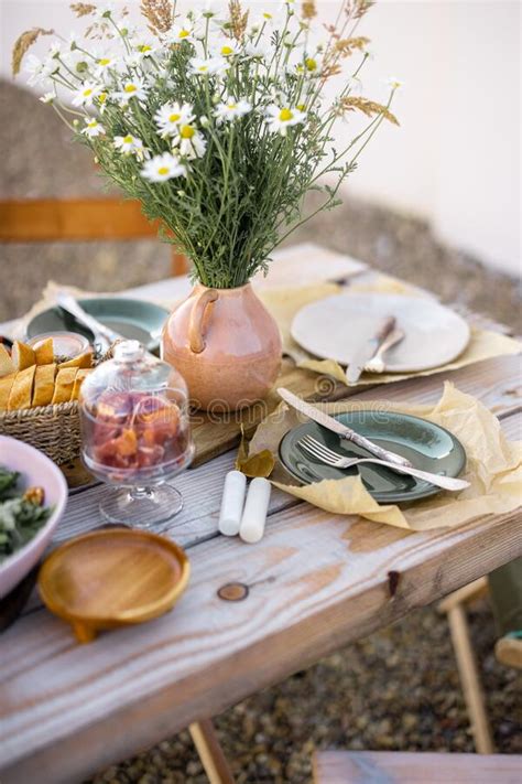 Mesa De Madera Muy Bien Servida Con Comida Y Platos Al Aire Libre De