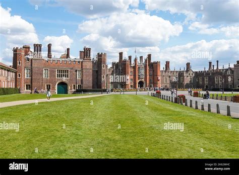 Main Entrance To Hampton Court Palace The Tudor Great Gatehouse