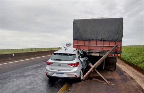 Carro Bate Na Traseira De Caminh O E Deixa Duas Pessoas Feridas Em