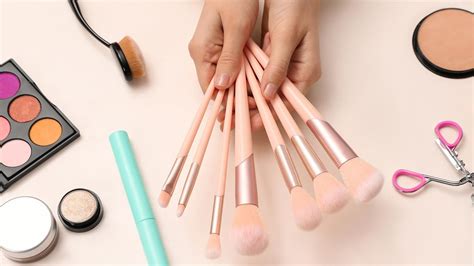 Tipos de brochas de maquillaje sus usos y cuáles son las más vendidas