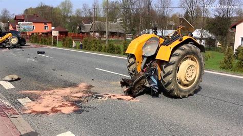 Wypadek W G Ojsacach Zderzenie Ci Gnika I Samochodu Osobowego