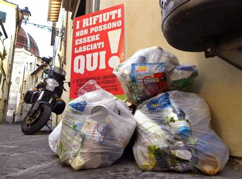 Rifiuti multe più salate Il Tirreno