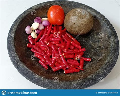 Pimenta Do Mato Vermelha Picada Tomate Cebolas E Alho No Solo