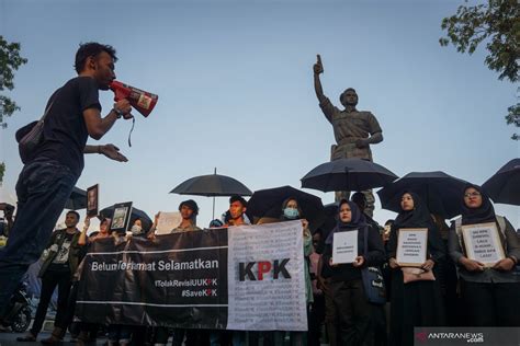 Demontrasi Mahasiswa Tolak Pelemahan Kpk Ricuh Antara News