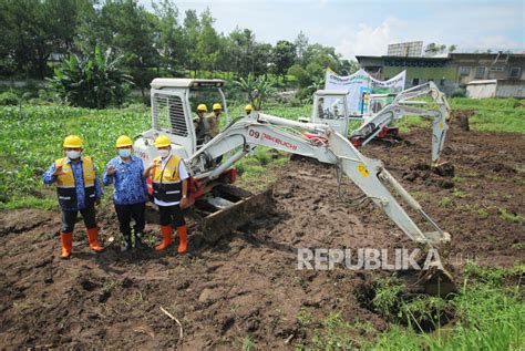 Cangkul Perdana Pembuatan Kolam Retensi Di Cimahi Republika Online