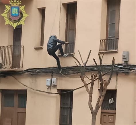 La Polic A Local Detiene A Un Individuo Al Acceder Por La Ventana A Una