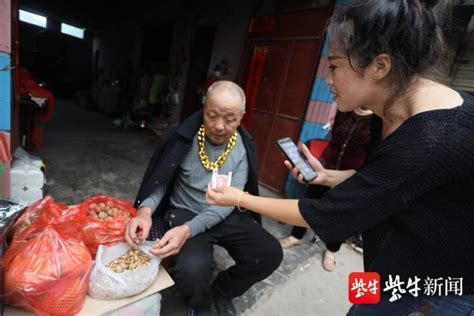 【视频】女儿当幕后“老板” 雇八旬父亲干活 暖到了！徐州女子导演了一出“雇父打工”戏腾讯新闻