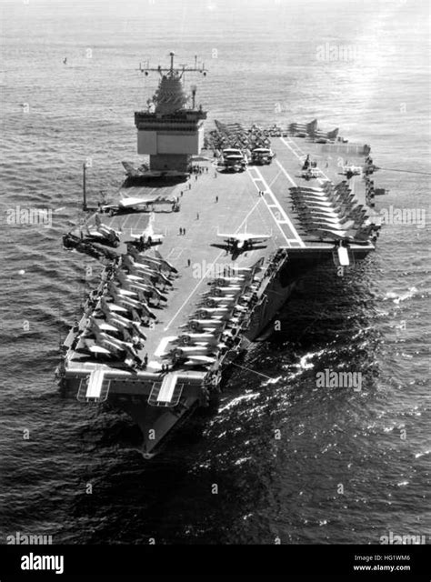 Uss Enterprise Cvn 65 Im Gange Im Oktober 1962 Stockfotografie Alamy