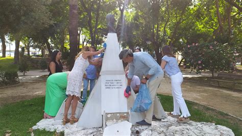 Video AxSí limpia el monumento de Blas Infante para denunciar su