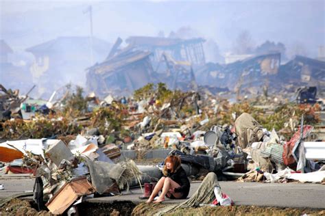 がれきの中で見た涙 路傍の女性にカメラを向けた理由：朝日新聞デジタル