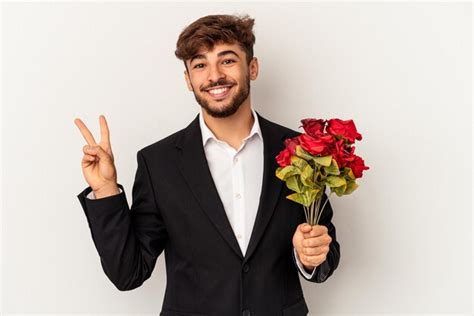 Hombre Joven De Raza Mixta Con Ramo De Rosas Aislado Sobre Fondo Blanco