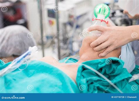 Inserte El Tubo Endotraqueal Del Lumen Doble Foto De Archivo Imagen