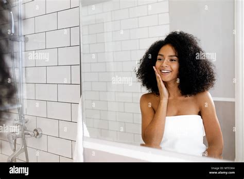 Femme Souriante Avec Main Devant Visage Banque De Photographies Et D