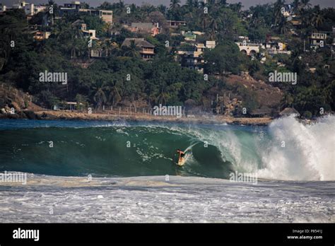 Surfen Grosse Wellen Am Strand Playa Zicatela In Puerto Escondido