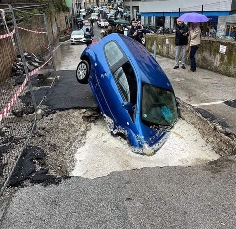 Maltempo Forti Temporali In Campania Voragine Inghiotte Unauto A