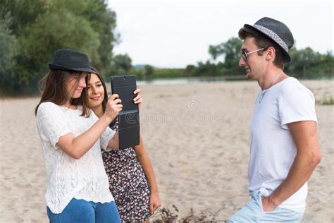 Tres Amigos Que Toman Selfie En El Puente Foto De Archivo Imagen De