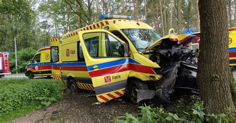 Wypadek Karetki Pogotowia Pod Kluczborkiem Trzy Osoby Ranne W Tym Pacjent