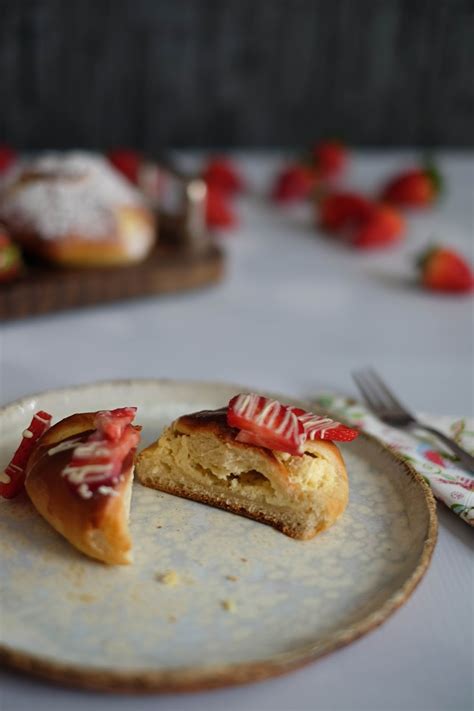 Quarktaschen Aus Hefeteig Mit Frischen Erdbeeren Marion S Kaffeeklatsch