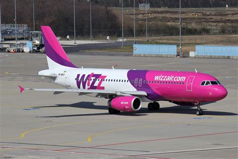 Wizz Air zawiesza niektóre trasy z Polski Turyści niezadowoleni WP