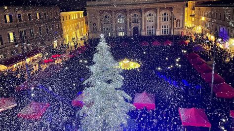 Acceso L Albero Di Natale Pi Illuminato D Italia