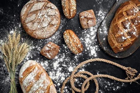 Pan De Centeno Hecho En Casa Asperjado Con La Harina Y Los Diversos