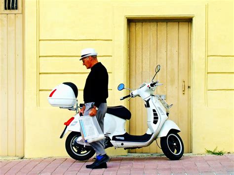 Vespa Roller Mann Kostenloses Foto Auf Pixabay Pixabay