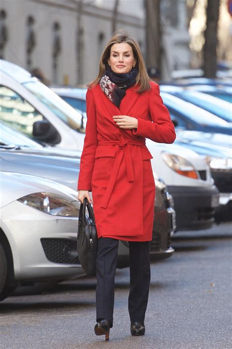 Letizia Di Spagna La Regina Con Le Borchie Rende Rock Il Cappotto