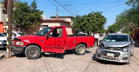 Hoy Tamaulipas Accidentes En Tamaulipas Conductor Se Paso Alto Y Provoco Fuerte Choque En La