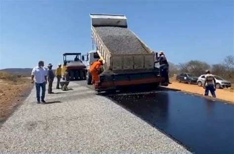 Prefeito de São Francisco visita obra de pavimentação da Estrada que