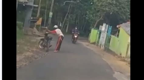 Tak Bisa Hidupkan Mesin Pria Ini Pilih Buang Motornya Ke Jalanan