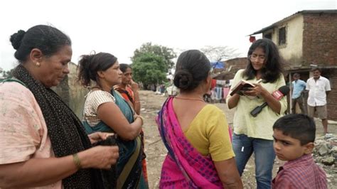 पाण्यात काही चावेल म्हणून भीती वाटते आणि बाहेर पडल्यावर आमची उपासमार