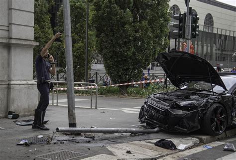 Incidente In Viale Umbria A Milano Morto Il Enne Schiacciato Con