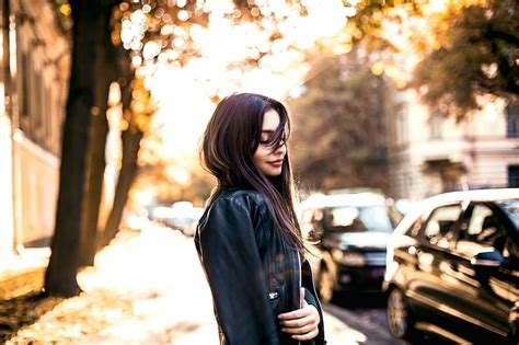 Chica Con Chaqueta De Cuero Negro Al Aire Libre Ni As Al Aire Libre