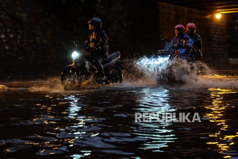 Drainase Buruk Genangan Air Di Jalanan Solo Republika Online