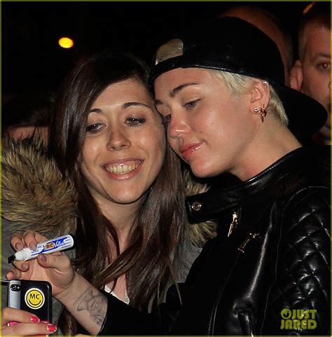 Photo Miley Cyrus Jets Barcelona After Topless Photos 03 Photo