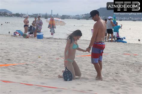 Alessandra Ambrosio Sexy Seen Flaunting Her Hot Body In A Bikini During