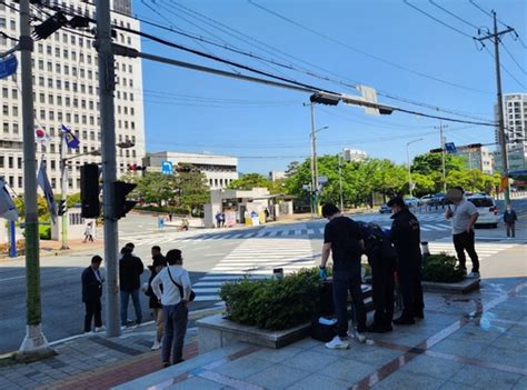 대낮 부산 법원 앞 유튜버 살인잔혹한 사건 현장 시민 경악종합 연합뉴스