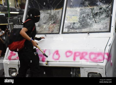 Una manifestante incendió un vehículo de prensa mientras las mujeres