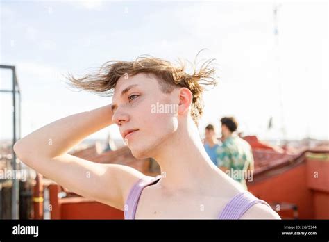 Homme gay jeune Banque de photographies et dimages à haute résolution Alamy