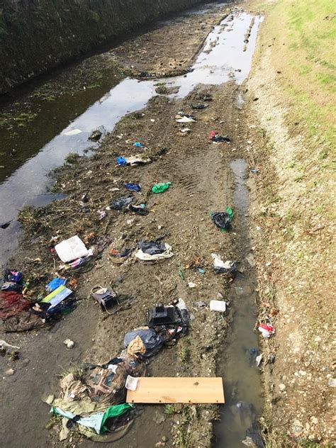 Sottopasso Del Ponte Bailey Invaso Dai Rifiuti