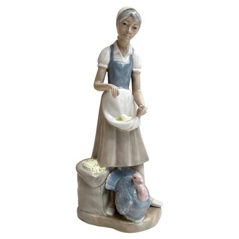 Statuette En Porcelaine Vintage D Une Jeune Fille Paysanne Par Casades