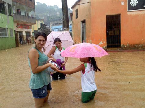 Chuva alaga ruas da Grande Vitória em poucos minutos fotos em